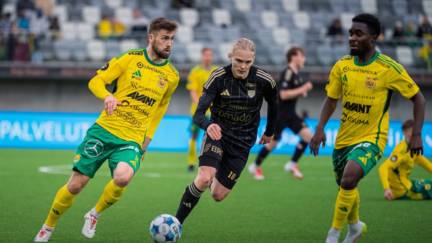 埃尔维斯主帅：我们有充足体能储备，赛程密集但我们很享受