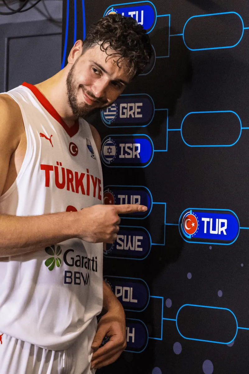 FIBA官方晒照：申京砍下24分带领土耳其打进欧锦赛八强