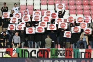 开云平台-意大利球迷抗议以色列：播放国歌时转身背对+举起呼吁停战的标语